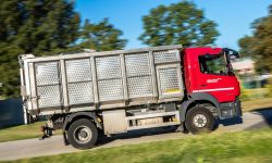 Das Bild zeigt einen Lkw mit Spezialaufsatz der ebswien kläranlage & tierservice, Abteilung Tierservice. Er ist zur Abholung von Abfällen tierischer Herkunft geeignet. © Christian Houdek