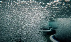 Unterwasseraufnahme von sprudelnden Tellerbelüftern in der ebswien kläranlage & tierservice. © ebswien